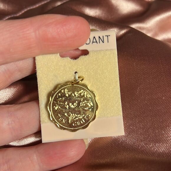 Ten cent coin pendant from the Bahamas. - Picture 3 of 4